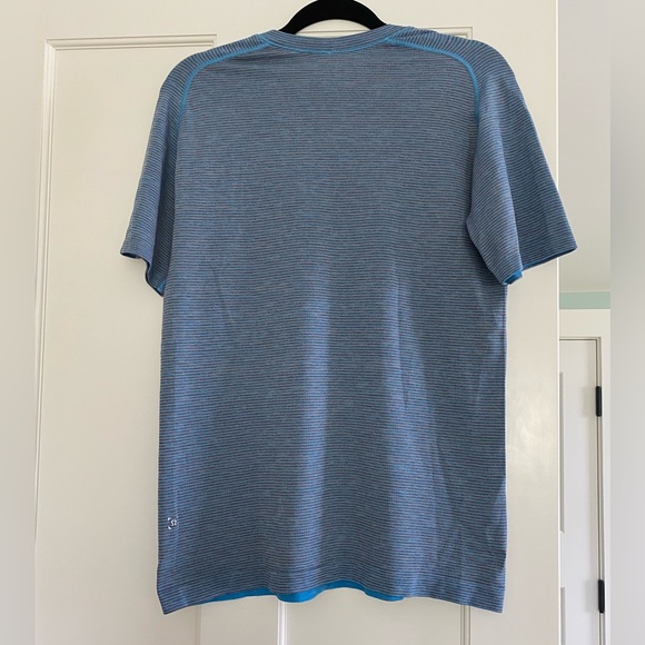 Lululemon Athletica Men’s Metal Vent Tech Short-Sleeve Shirt in Blue/Red Multi - Picture 6 of 9